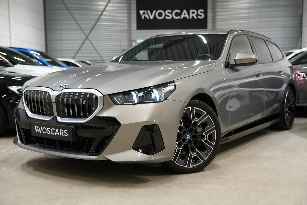 BMW i5 Touring eDrive40 84 kWh * SoH 96% - Trekhaak - Head Up - 360° - Stoelventilatie - Iconic Glow - ACC - Dodehoek * 57802261-0.jpg | VosCars